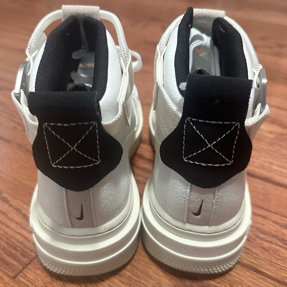 nike women’s Air Force 1 High Utility 2.0 sneakers - Picture 4 of 16